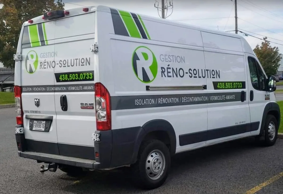 Camionnette blanche avec le logo « Gestion Reno-Solution », stationnée. Marquage noir et vert.